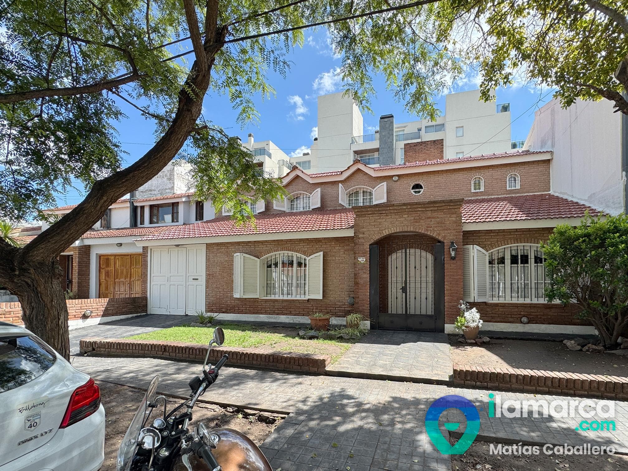 Casa en venta en Urca: 5 dormitorios, pileta y cochera doble – foto 1
